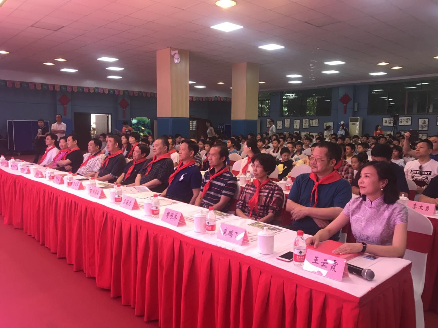湖南省诗词进校园工程启动仪式暨湖南省诗词协会校园诗词分会成立典礼在长沙市实验小学举行。 三湘都市报6月12日讯 12日由湖南省诗词协会主办的湖南省诗词进校园工程启动仪式暨湖南省诗词协会校园诗词分会成立典礼在长沙市实验小学举行。活动现场,《中国诗词大会》第三季总冠军雷海为受聘为湖南省诗词进校园工程公益形象大使。 湖南省政府原副省长唐之享,湖南省政协原副主席、省文联原主席谭仲池,中华诗词学会副会长、湖南省诗词协会会长、省委组织部原副部长、省人社厅原厅长彭崇谷,湖南省诗词协会常务副会长周成村,湖南省